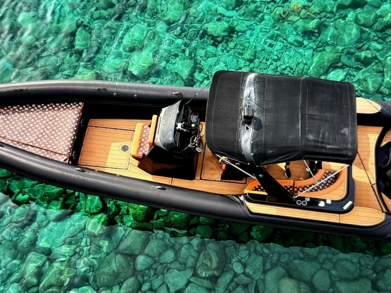 Polotuhá loď k pronájmu v Parikia za nejlepší cenu