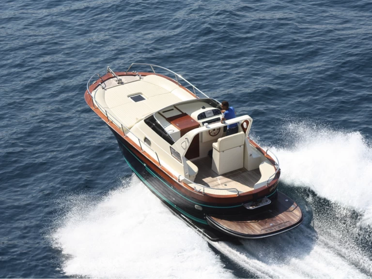 Jeranto Gozzo 30C jednotlivci a charterové společnosti v Positano