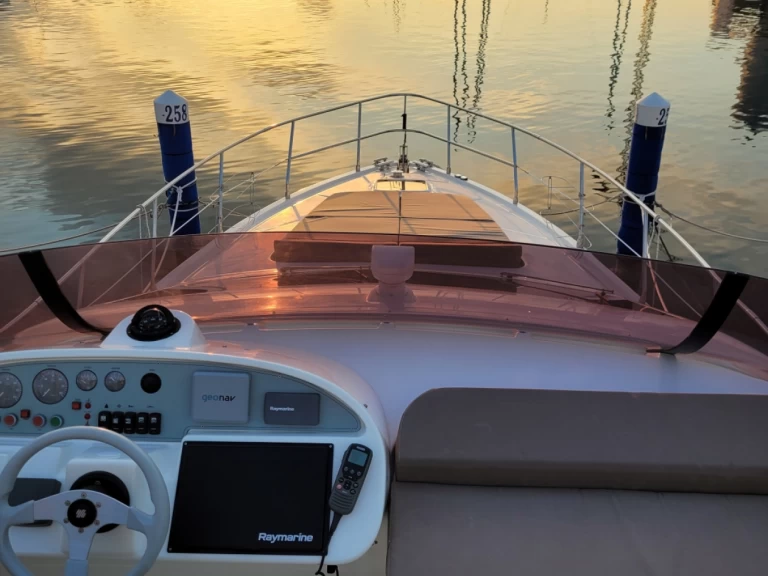 Pronajmout si CARNEVALLI 130S v Tribunj