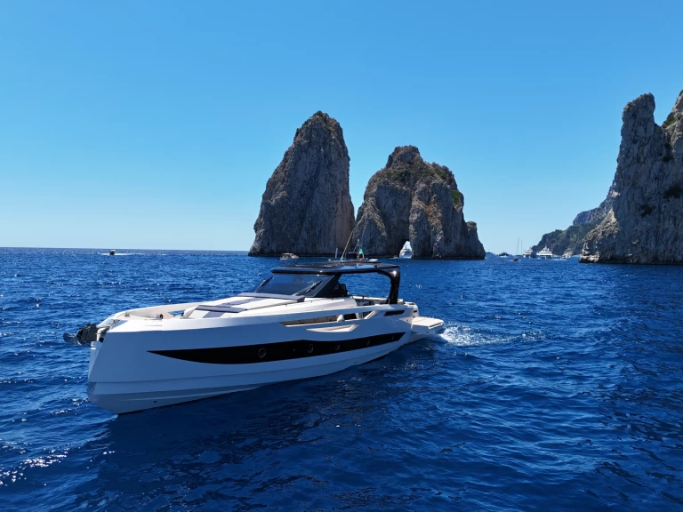 Pronájem Motorová loď Cayman s licencí