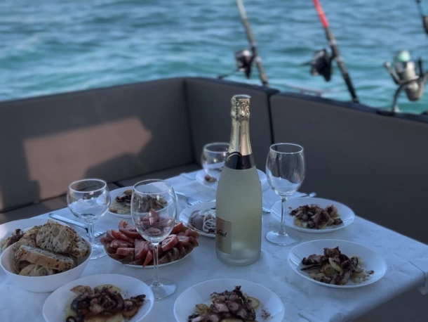 Pronajmout si Jeanneau Merry Fisher 895 v Port d'Alicante