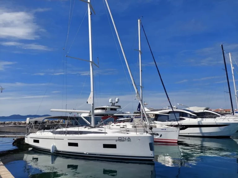 Bavaria Bavaria C42 jednotlivci a charterové společnosti v Zadar