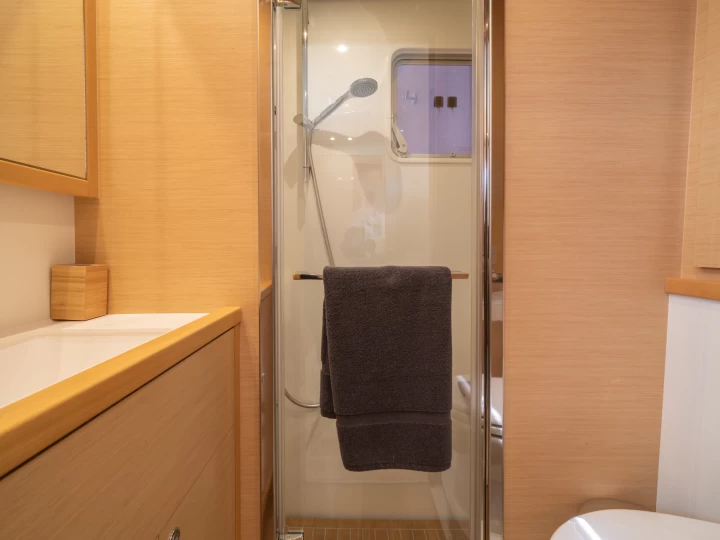 Lagoon Lagoon 560 jednotlivci a charterové společnosti v Nea Peramos