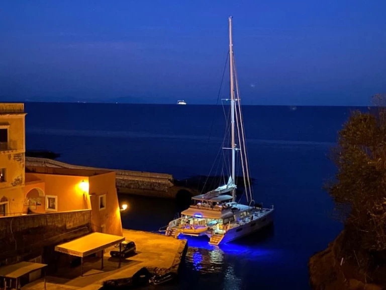 Pronajmout Katamarán se skipperem či ne Lagoon v Cugnana Verde