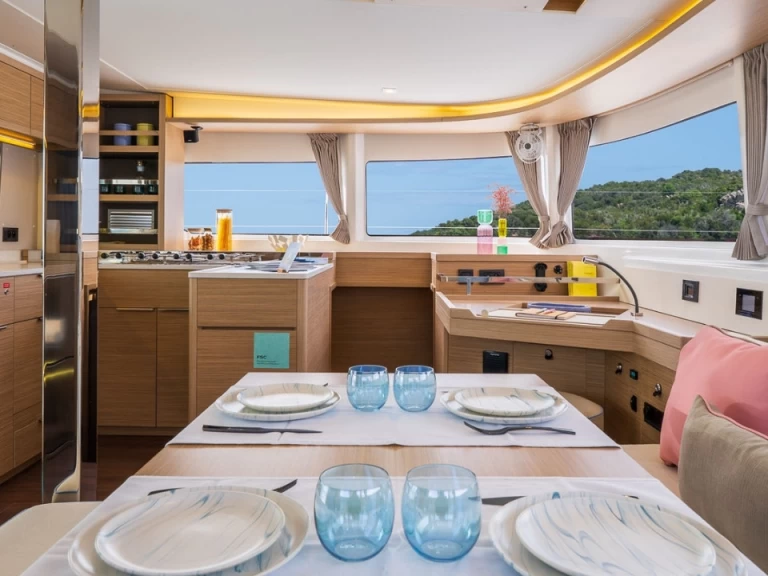 Pronájem lodi Neapol lákavé ceny Lagoon 46 Iconic