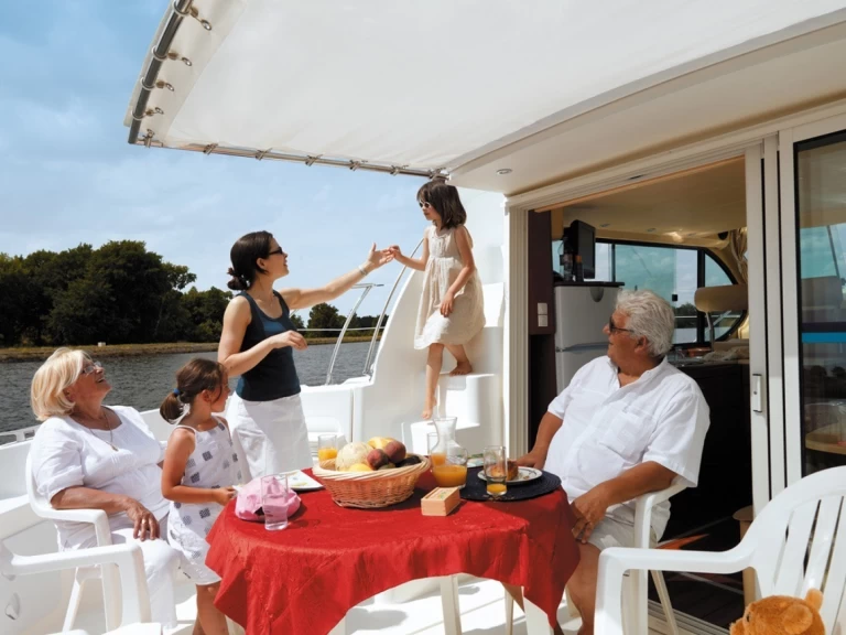 Nicols Estivale Quattro jednotlivci a charterové společnosti v Eembrugge