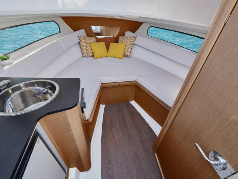 Pronajmout Motorová loď se skipperem či ne Jeanneau v Francie