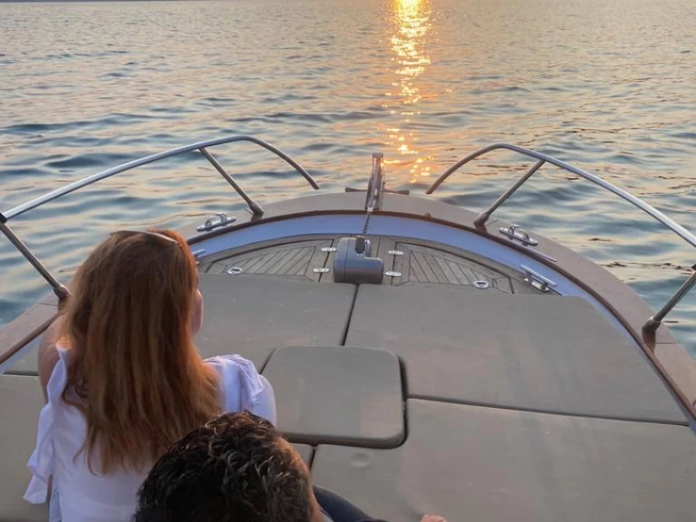 Mimi 7 jednotlivci a charterové společnosti v La Spezia