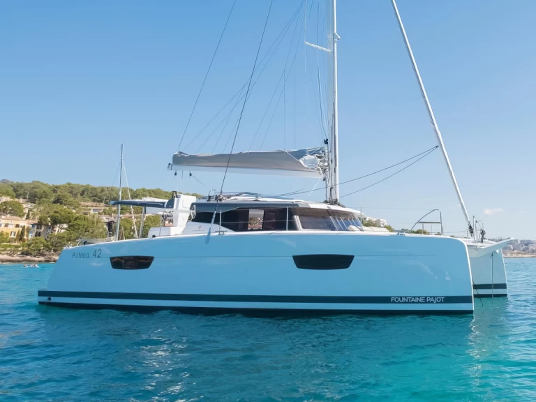 Pronajmout si Fountaine Pajot Astrea 42 v Irákleion