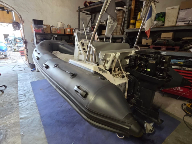 Pronájem Polotuhá loď Sacs s licencí