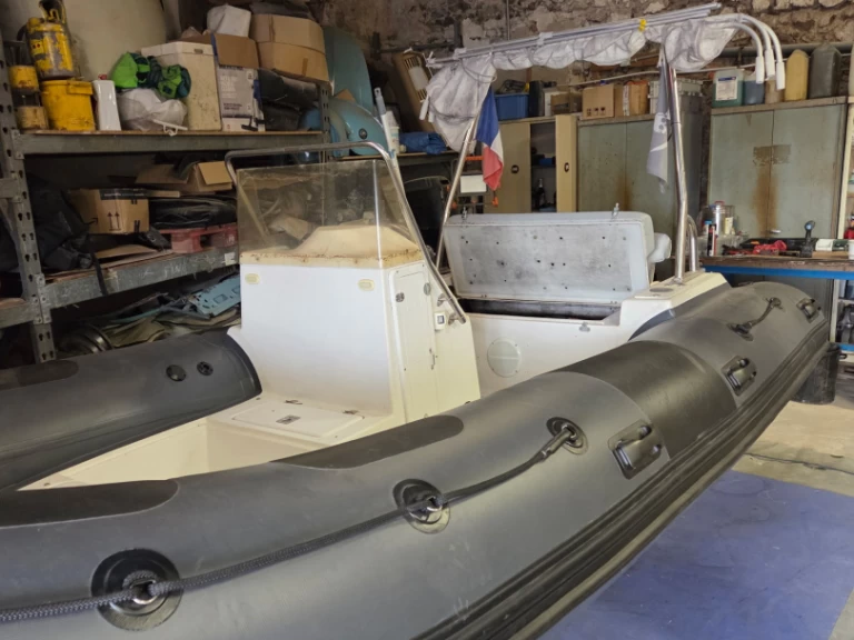 Polotuhá loď k pronájmu v Marseillan za nejlepší cenu