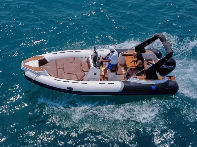 Polotuhá loď k pronájmu v Bormes-les-Mimosas za nejlepší cenu