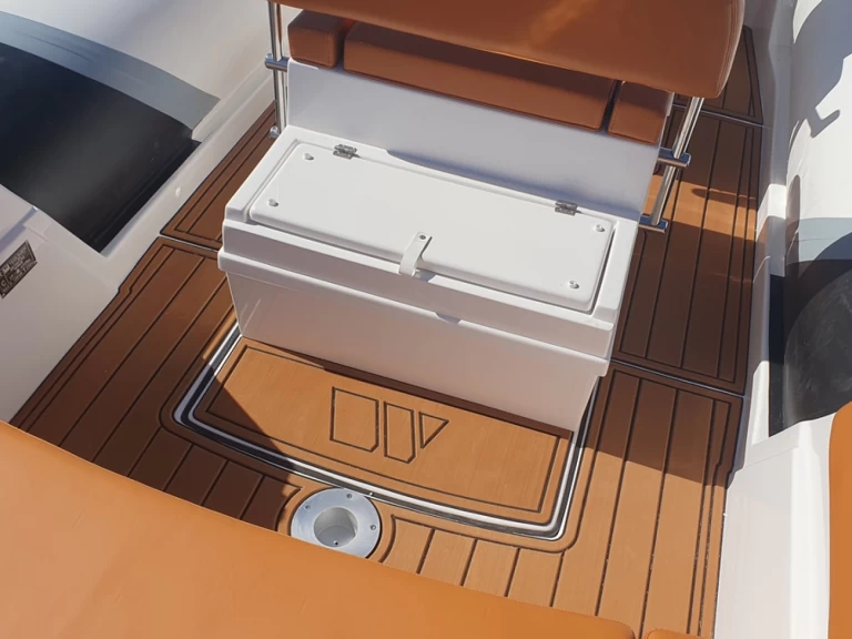 Tiger Tiger TL 650 jednotlivci a charterové společnosti v Bormes-les-Mimosas