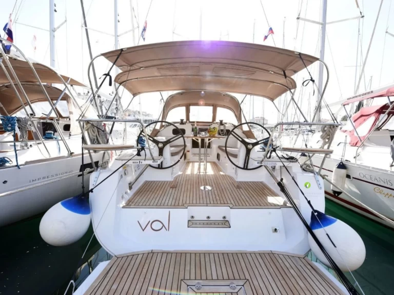 Plachetnice k pronájmu v Sutomišćica za nejlepší cenu