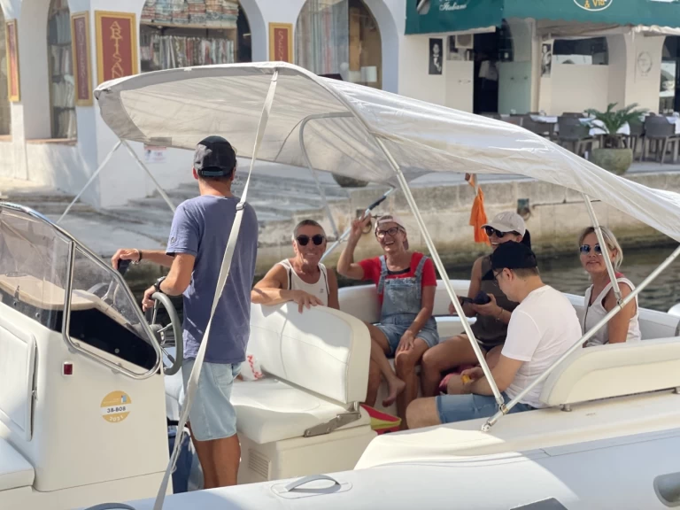 Pronájem Motorová loď Quicksilver s licencí