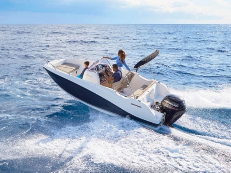 Pronájem Motorová loď Quicksilver s licencí