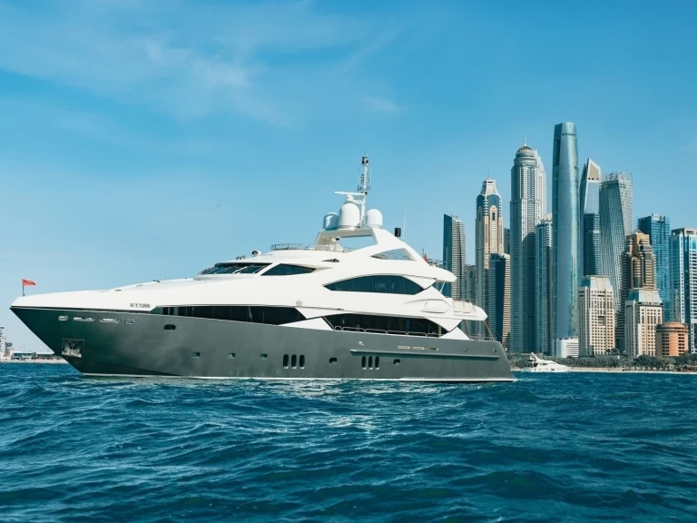 Pronajmout si Azimut Freedom v Dubaï harbour