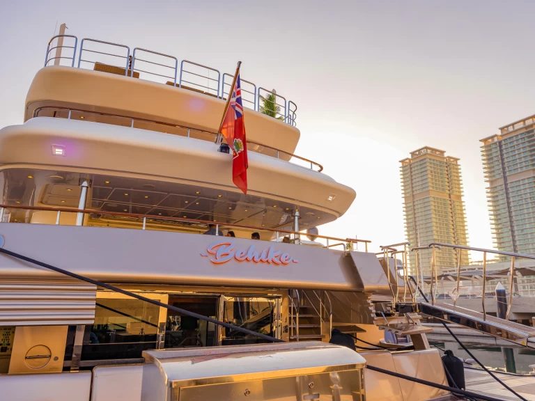 Pronájem jachty v Dubaï harbour -Sunseeker Behike  na Samboatu