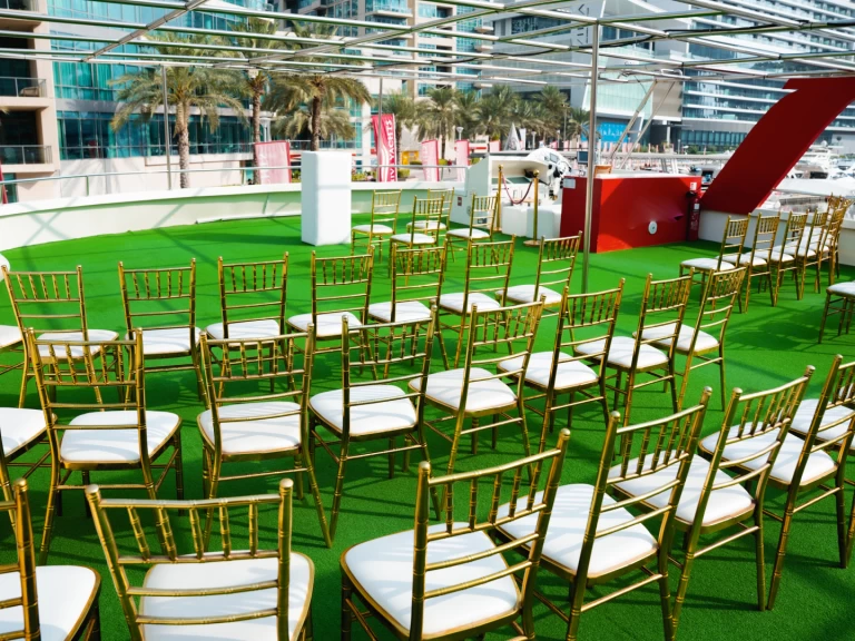 Pronajmout Jachta se skipperem či ne Sunseeker v Dubaï harbour