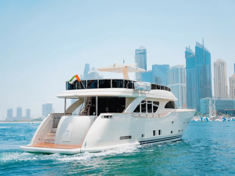 Pronajmout si Azimut Freedom v Dubaï harbour