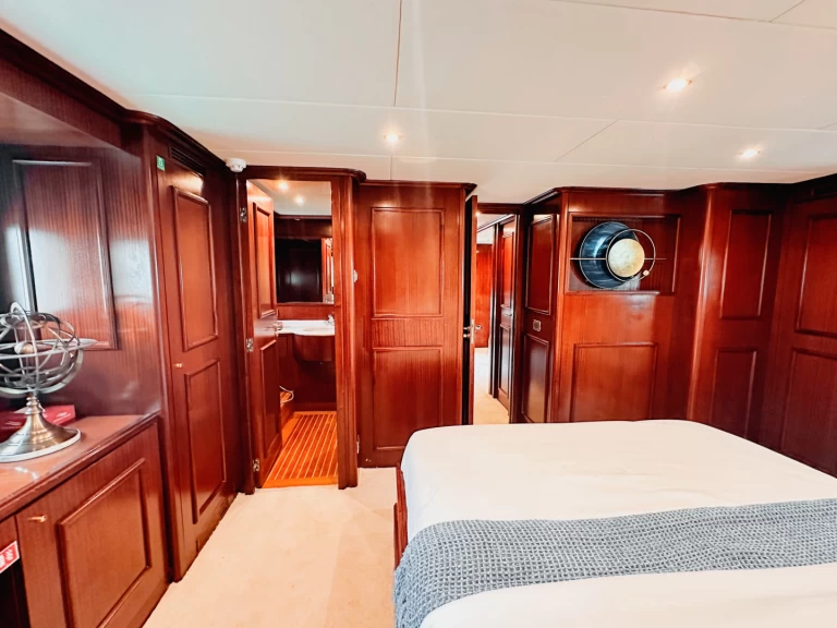 Pronájem lodi Dubaï harbour lákavé ceny Freedom