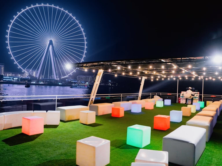 Pronajmout Jachta se skipperem či ne Sunseeker v Dubaï harbour