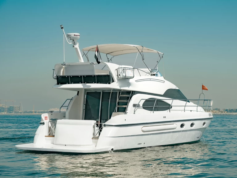 Pronájem lodi Sunseeker X8 v Dubaï harbour na Samboatu