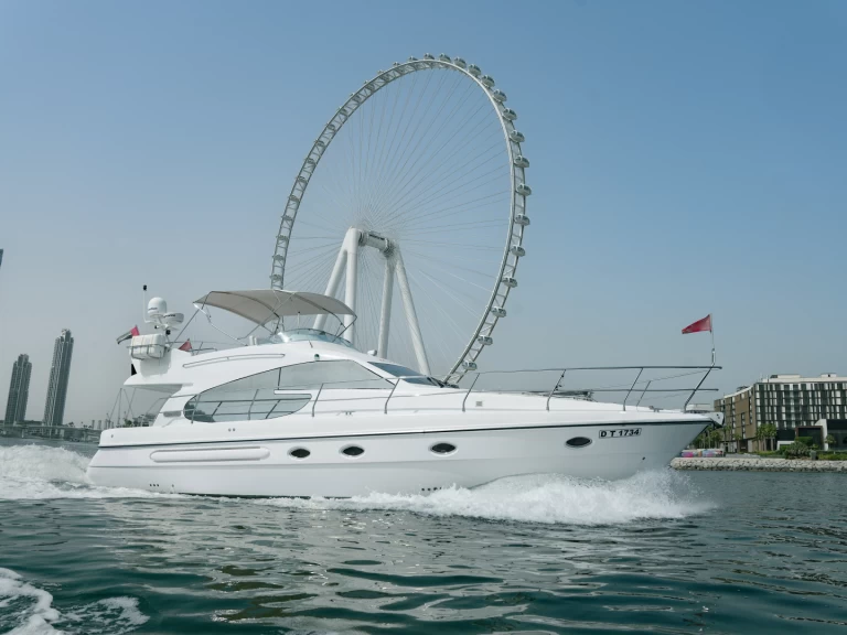 Pronajmout Motorová loď se skipperem či ne Azimut v Dubaï harbour