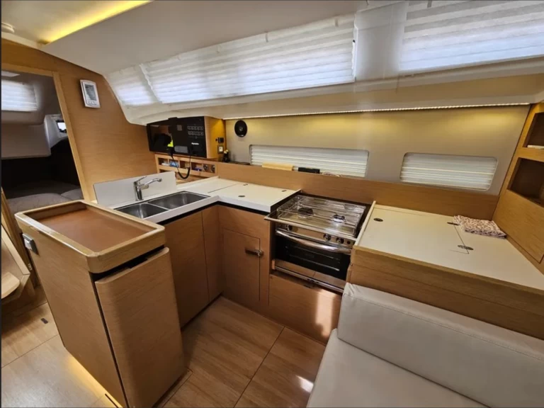 Jeanneau Sun Odyssey 410 jednotlivci a charterové společnosti v San Vincenzo