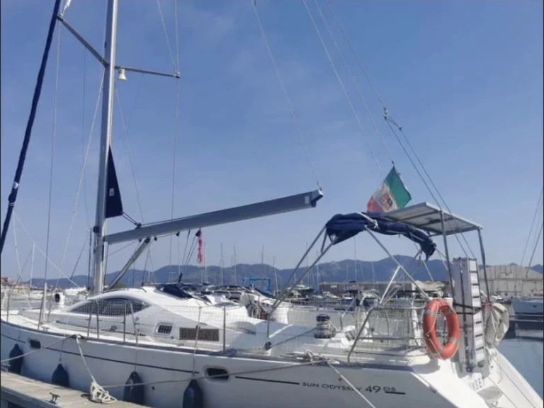 Jeanneau Sun Odyssey 49 DS jednotlivci a charterové společnosti v San Vincenzo