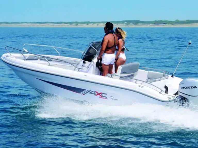 Pronájem Motorová loď 4XC s licencí