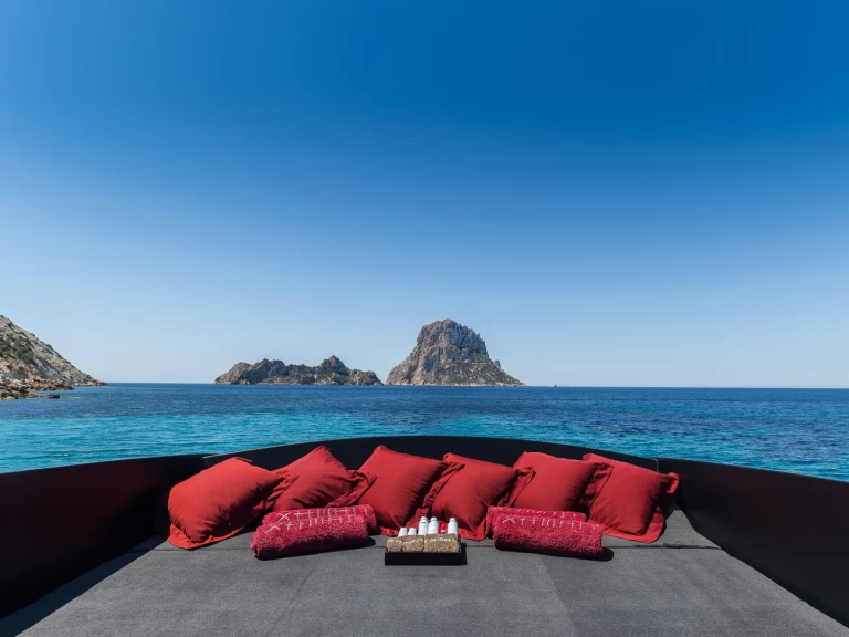 Pronájem lodi Ibiza Town lákavé ceny Pershing 90