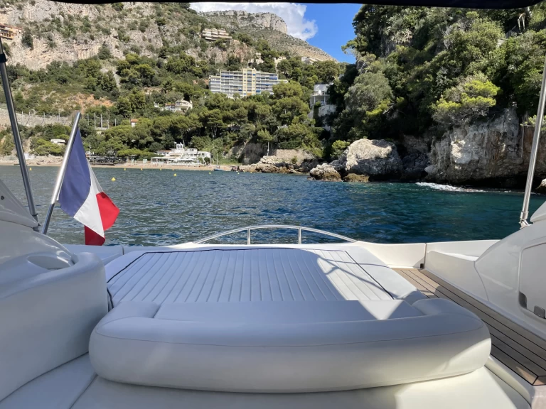 Sunseeker superhawk 34 jednotlivci a charterové společnosti v Beaulieu-sur-Mer