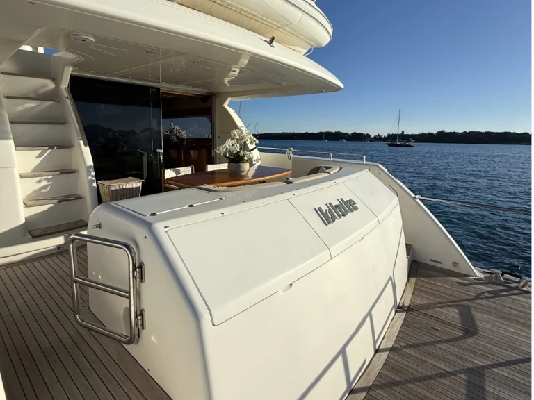 Uniesse 72 Flybridge jednotlivci a charterové společnosti v Fontvieille