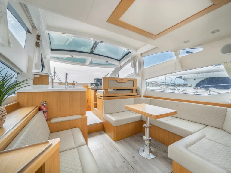 Pronajmout si Galeon Galeon 430 Skydeck v Makarska