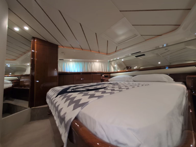 Pronajmout Motorová loď se skipperem či ne Ferretti v Cádiz