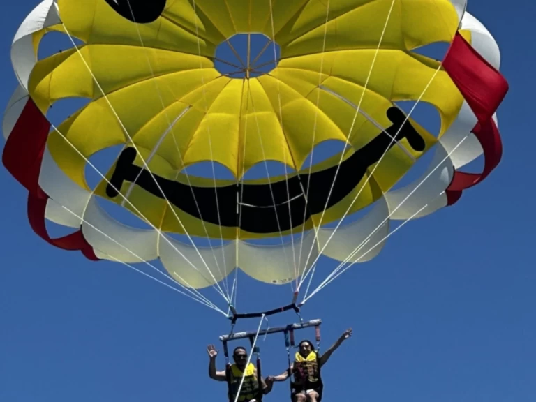 Mercan Parasailing 28 jednotlivci a charterové společnosti v Torre Vado