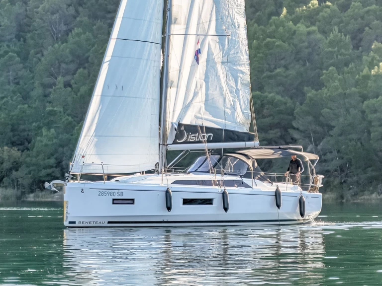 Pronajmout si Bénéteau Oceanis 37.1 v Skradin