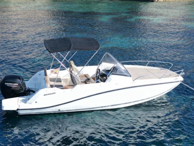 Pronájem Motorová loď Quicksilver s licencí