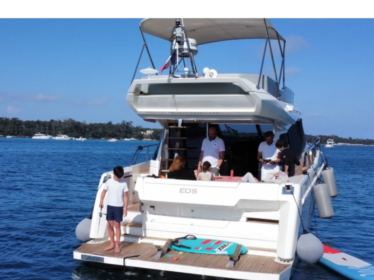 Ferretti 450 FLY jednotlivci a charterové společnosti v La Napoule