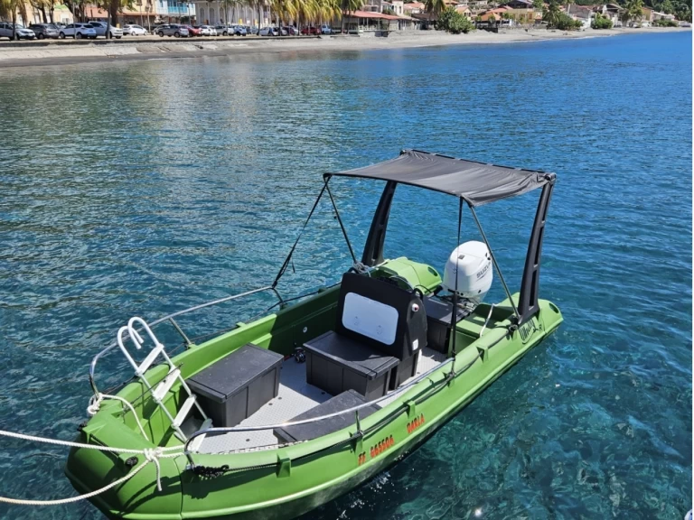 Motorová loď k pronájmu v Le François za nejlepší cenu