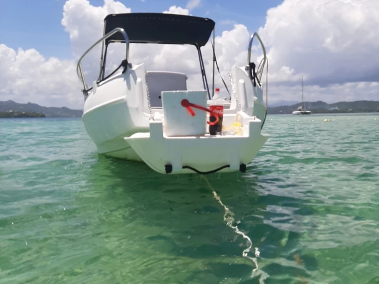 Pronájem lodi Le François lákavé ceny Whaly 500