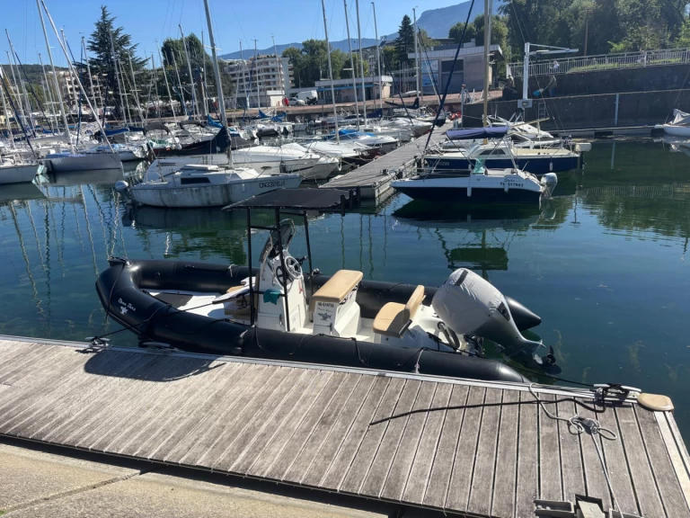 Pronájem Motorová loď Bombard s licencí