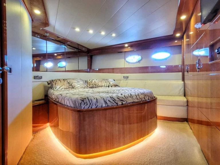 Pronájem Motorová loď Pershing s licencí