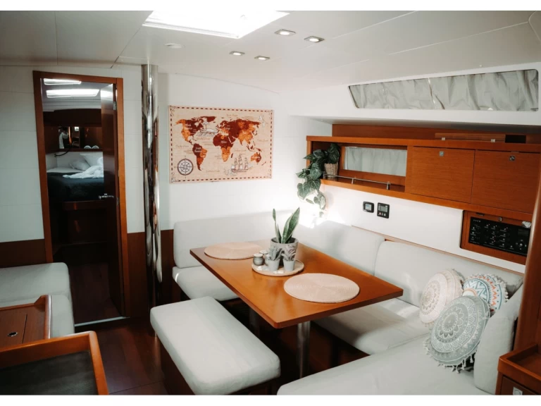 Plachetnice k pronájmu v Alimos za nejlepší cenu