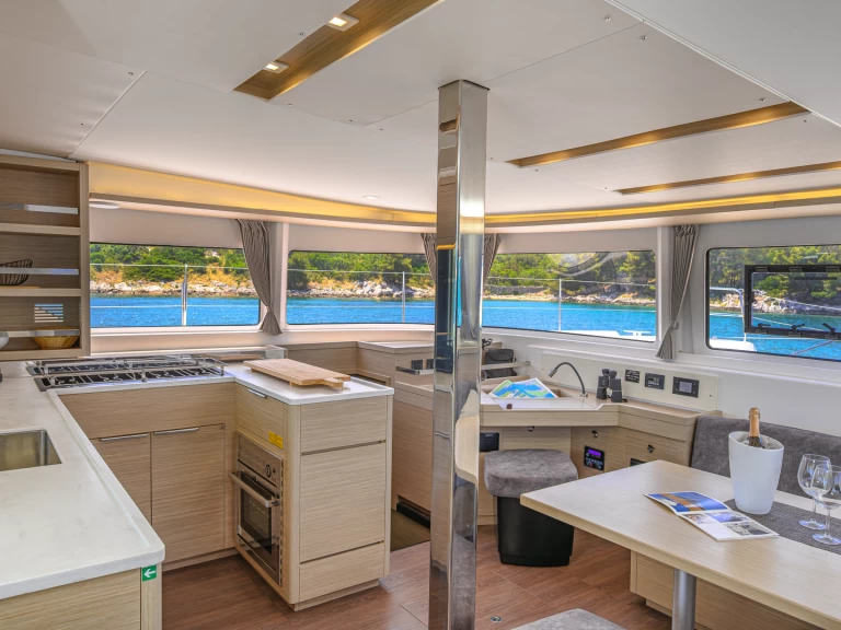 Pronajmout Katamarán se skipperem či ne Lagoon v Trogir