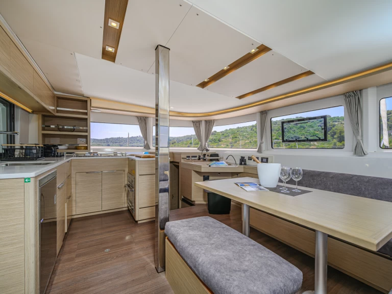 Pronajmout Katamarán se skipperem či ne Lagoon v Trogir