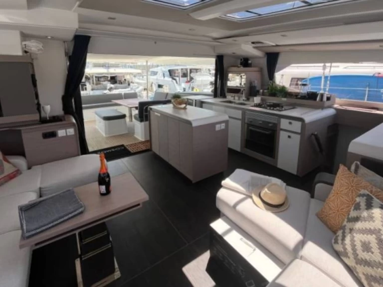 Pronajmout si Fountaine Pajot Aura 51 v Alimos