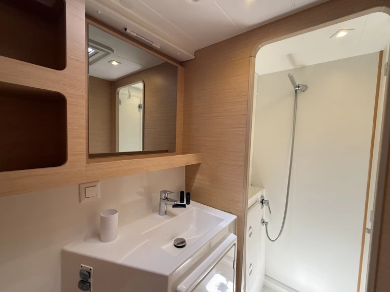 Pronájem lodi Nikiána lákavé ceny Lagoon 42, 2020,  Air Condition, Generator, Water maker, Solar panel, Only with skipper, 2 SUP offered free