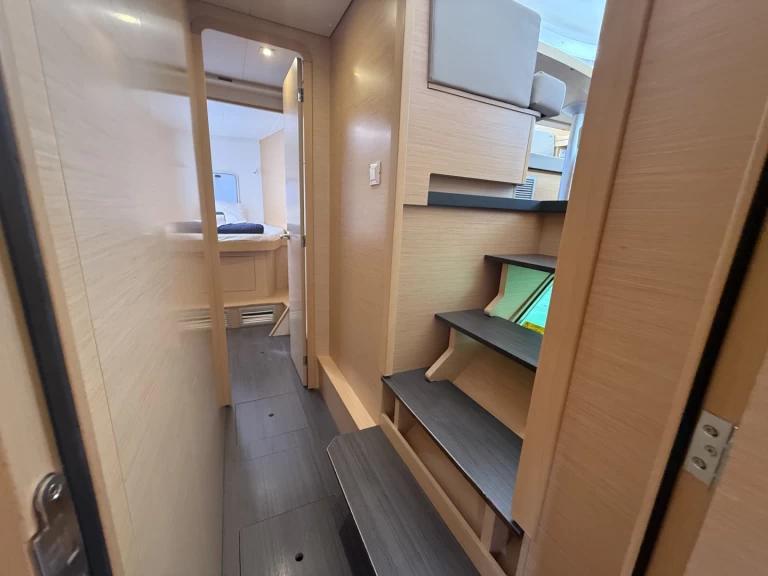 Pronájem lodi Nikiána lákavé ceny Lagoon 42, 2020,  Air Condition, Generator, Water maker, Solar panel, Only with skipper, 2 SUP offered free